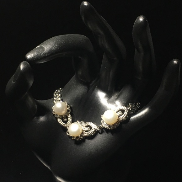 White Cultured Pearl Rhinestone Bracelet - Picture 1 of 1